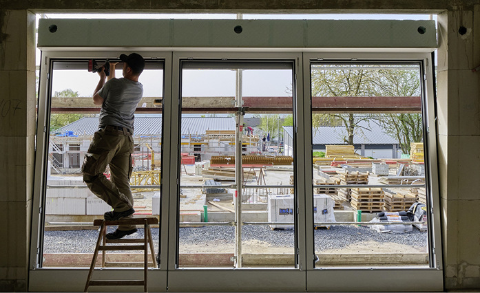 Neben einzelnen Fenstern wurden auch Fensteranlagen mit drei Elementen und einem durchgängigen Rollladenkasten eingebaut. Dies ist dank der Stahlarmierung bis zu einer Breite von 5,90 m möglich.