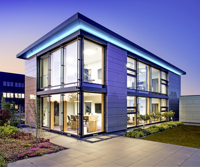 Die bodentiefen Fenster und Glasflächen über zwei Stockwerke hinweg lassen den Büro-Neubau transparent erscheinen.