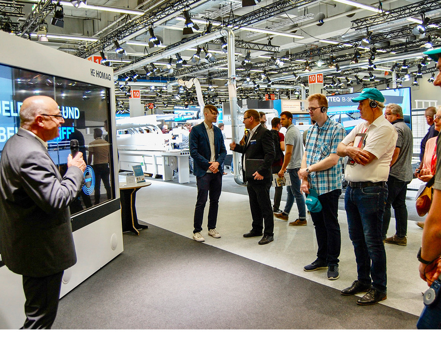 Michael Mosner, Technical Sales Support, informierte an der SmartBox wie man sich mit den Möglichkeiten der Grundkonfiguration vertraut machen kann.
