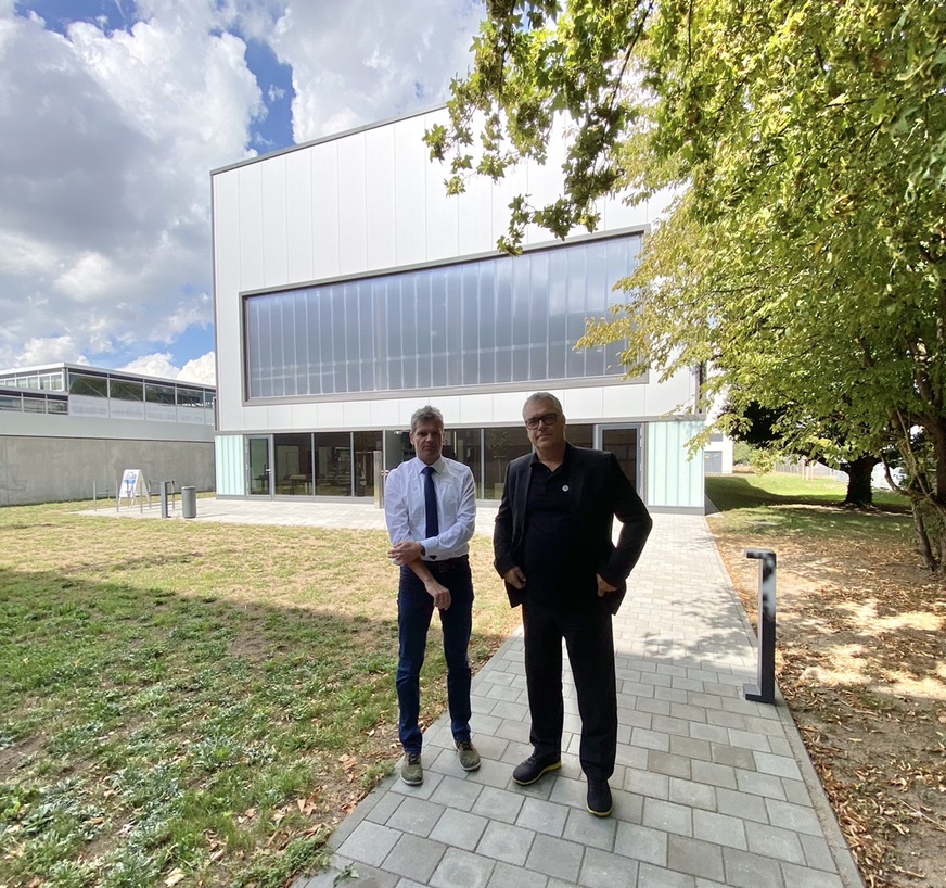 Prof. Jens Schneider und Prof. Ulrich Knaack vor dem GCC-Neubau
