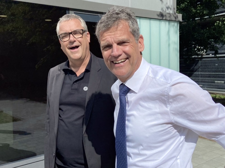 Prof. Ulrich Knaack (l.) und Prof. Jens Schneider (Institutsleiter) freuen sich über die neue und einzigartige Forschungsstätte für Glas.