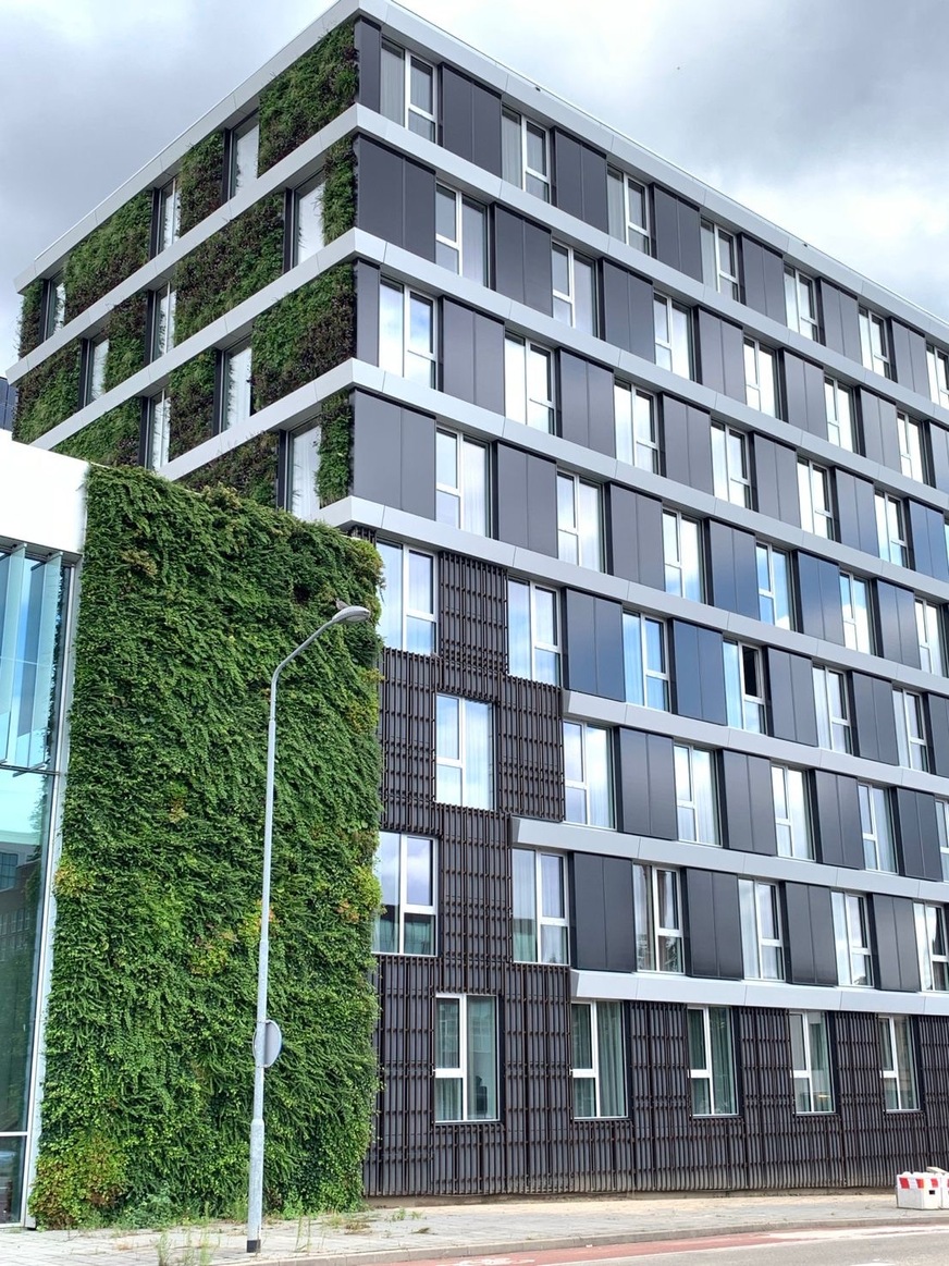 Diese Fassade mit PV-Systemen von Megasol wurde für ein Bauprojekt in den Niederlanden umgesetzt.