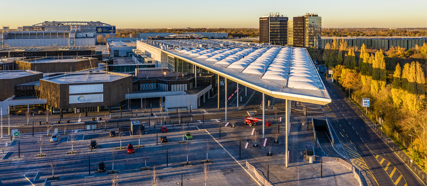 Einladende architektonische Geste: Das 7800 m2 große und rund 20 m hohe, transluzent Vordach heißt Messe- und Kongressbesucher willkommen.