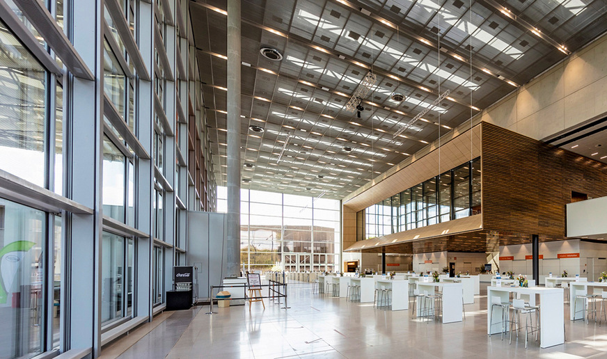 In der neuen Halle empfängt ein großzügiges Foyer die Besucher.