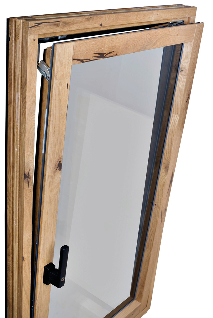 „Josko Design-Check“ bestanden: Die Roto NX TiltSafe-Sicherheitsschließstücke sind bei geschlossenem Fenster ebenso unsichtbar wie die vollverdeckte Bandseite. Bleibt das Fenster dagegen gekippt, sieht man die stabilen Schließstücke schon von außen deutlich. „Und das ist gut so“, findet Thomas Reibe von Josko. So erkenne ein Einbrecher, dass dieses Fenster massiven Widerstand leisten werde.