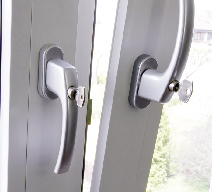 Individueller Einbruchschutz: Neben schlagfestem ­Sicherheitsisolierglas können Fenster von German ­Windows unter anderem mit abschließbaren Oliven ­sowie einem Anbohrschutz optimiert werden.
