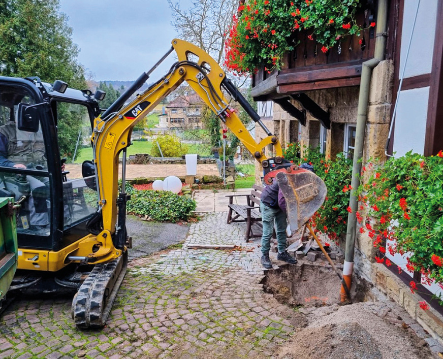 Baumaschinen wie Mini-Bagger sind beim Ausheben von Erdvertiefungen ein gutes Hilfsmittel zum Lösen und Bewegen von Boden und Fels.