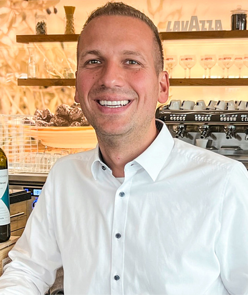 Der gastronomische Leiter Marco ­Dante zeigt sich über die neue Terrassen­lösung von Corradi begeistert.