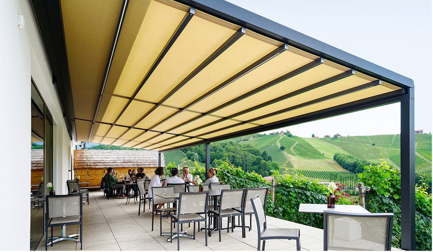 Stützenfrei ist die Terrasse für viele Arten von Veranstaltungen vom Tagesgeschäft, über Hochzeiten bis zu Firmenveranstaltungen geeignet.