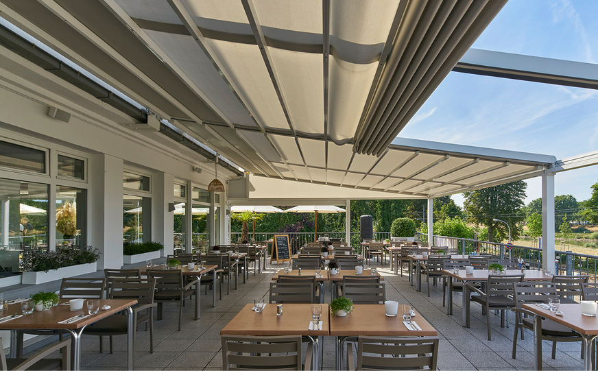 In Mannheim hat „team : project“ die Außenterrasse der Event-Location „bootshaus“ mit seinem Markisensystem „pergola stretch“ ausgestattet.