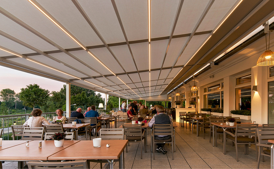 Die rund 160 m2 große Gastroterrasse bietet mit der unauffällig integrierten LED-­Installationen einladendes Licht am Abend.