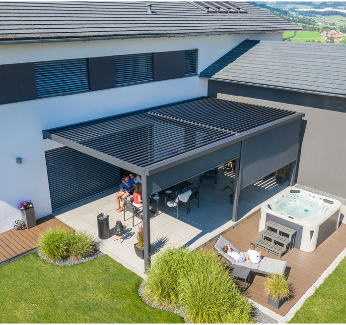 Das Terrassendach Bella Lamella spendet Schatten und schafft neuen Freiraum im Outdoor-Living Sektor