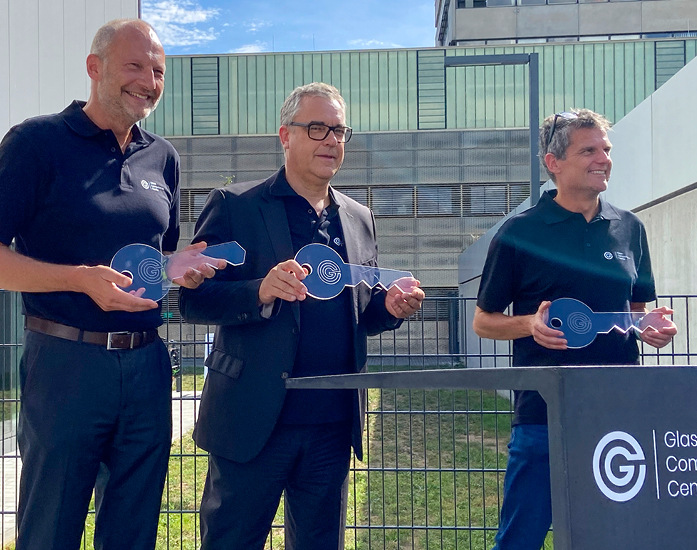 Schlüssel-Übergabe des Glass Competence Centers der TU Darmstadt an die drei beteiligten Professoren (v.l): Matthias Oechsner, Ulrich Knaack und Jens Schneider.