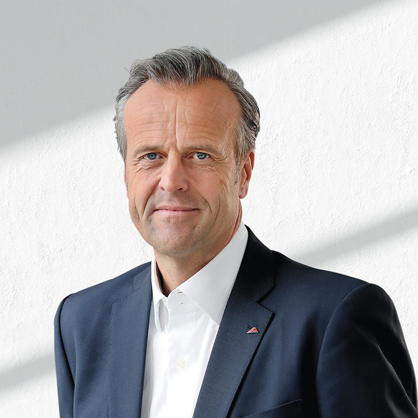 Marcus Sander, CEO der Roto Frank Fenster- und Türtechnologie GmbH, ist überzeugt: „Eine Partnerschaft mit Roto bedeutet für unsere Kunden, dass sie die Bedarfe des Marktes optimal bedienen können. Sie fertigen mit Roto-Beschlagtechnologie teilereduziert und werden pünktlich beliefert.“