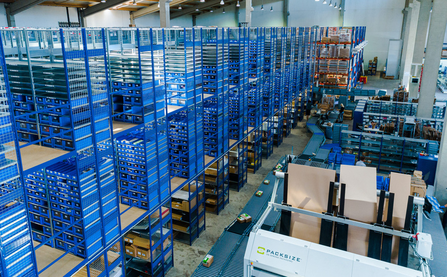 Im neuen Seefelder-Logistikzentrum in Neufahrn steht nun für eine verbesserte Warenverfügbarkeit die vierfache Fläche zur Verfügung, auf der der Fachgroßhändler auch technologisch aufgerüstet hat. Zu den Highlights gehören „Packsize“-Anlagen, die maßgeschneiderte Kartonagen generieren.