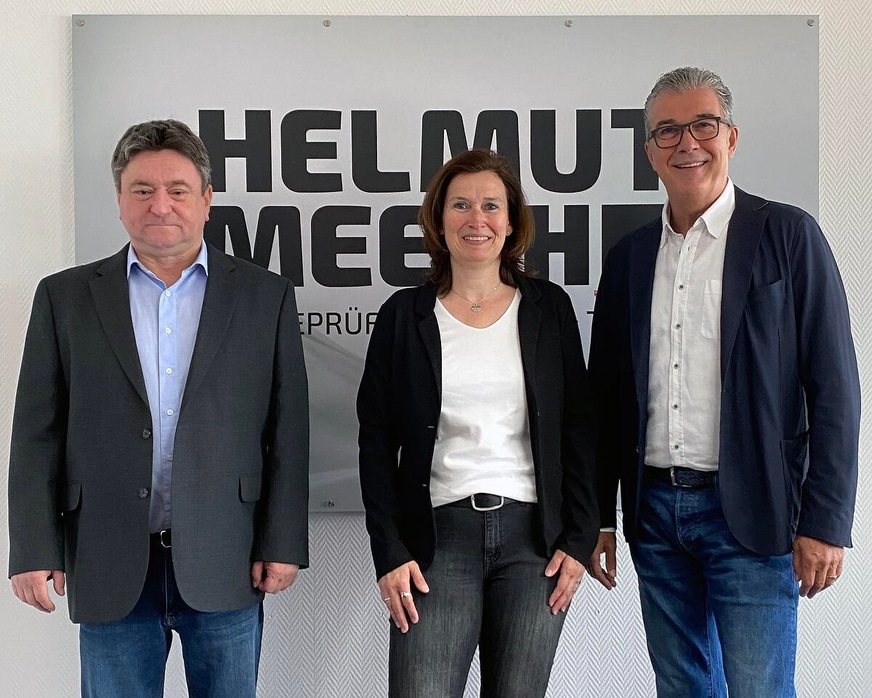 Prokuristin Daniela Meeth (m.) ist Leiterin Organisation und Personal. Links Prokurist Otto Rauen (Leitung Finanzen und Controlling) rechts Helmut Meeth. 