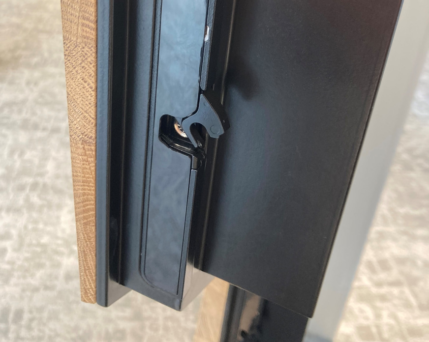 Die Verschlusskomponenten mit dem Namen Guard greifen mit dem pferdekopfartigen Verschlusshaken in das Schließteil ein und ver- bzw. entriegeln in Bewegungsrichtung der Tür.