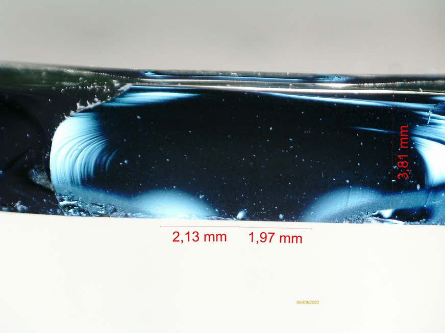 Sich öffnender Bruchspiegel mit Messung des Bruchspiegelradius. Mittlerer Bruchspiegelradius ist 2,05 mm ((2,13 mm +1,97 mm)/2).