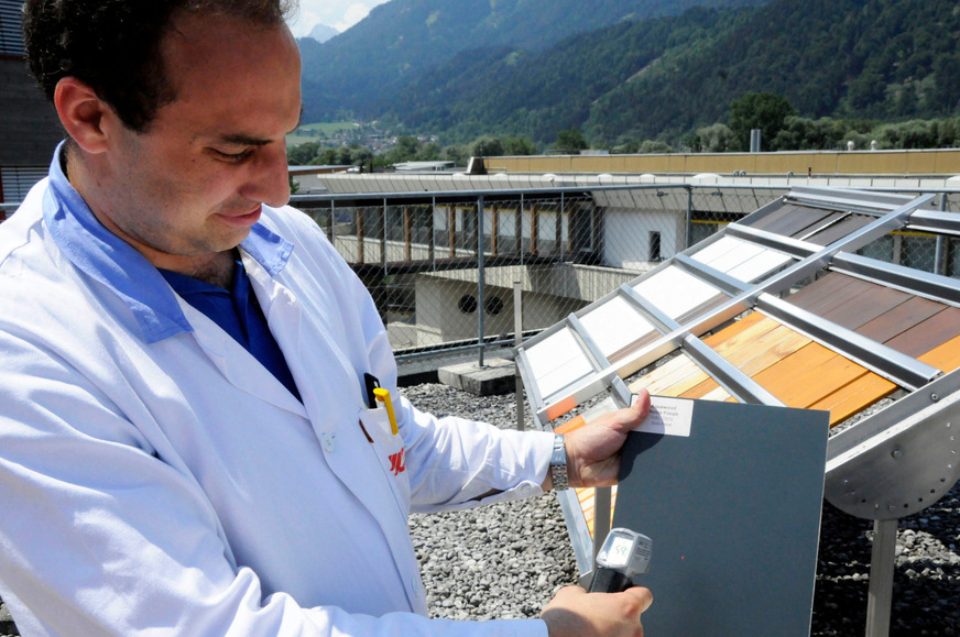 Versuch bei ­prallem ﻿Sonnenschein am ­Adler-Dach: Durch die Ausrüstung mit dem ­Anti-Heat-Zusatz weist die Musterfläche eine deutlich niedrigere Oberflächentemperatur auf.