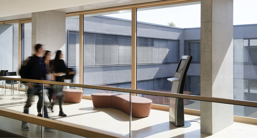 Raffstoren sorgen für eine witterungsgesteuerte Verschattung der großen Fensterflächen, und sorgen so für ein optimales Innenklima.