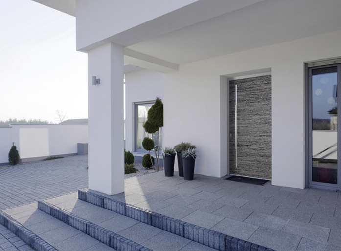 Haustüren des Vollsortimenters German Windows werden je nach Kundenwunsch individuell angefertigt. Dabei besteht die Wahl zwischen Elementen aus Aluminium, Holz und Kunststoff sowie unterschiedlichen Haustürfüllungen.