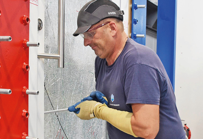 Einbruchsversuch an einer RC2-Haustür. Aufgrund der geklebten Glasanbindung hielt die Tür den Versuchen stand.