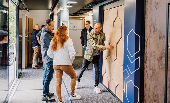 Der Truck zeigt auf rund 65 m² Ausstellungsfläche ­Macos neueste Produktentwicklungen für Fenster, Türen und Schiebeelemente. Highlights sind die Weltpremieren der Türlösungen M-TS und Instinct.