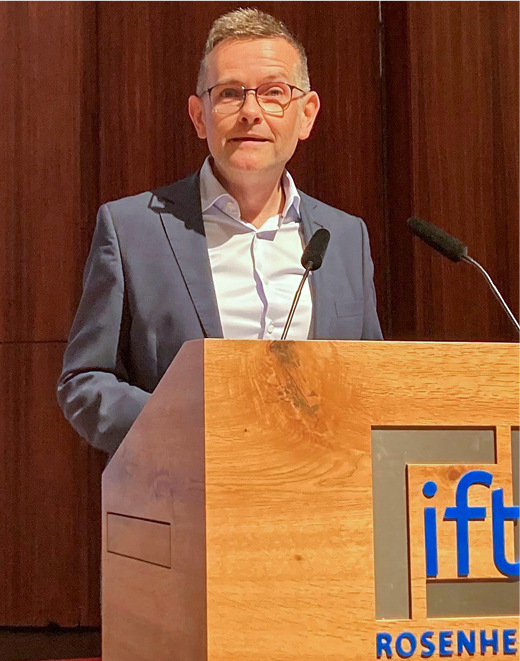Dr. Jochen Peichl als kaufmännischer ­Geschäftsführer des ift Rosenheims bei der Begrüßung am Anfang der Fenstertage 2022.
