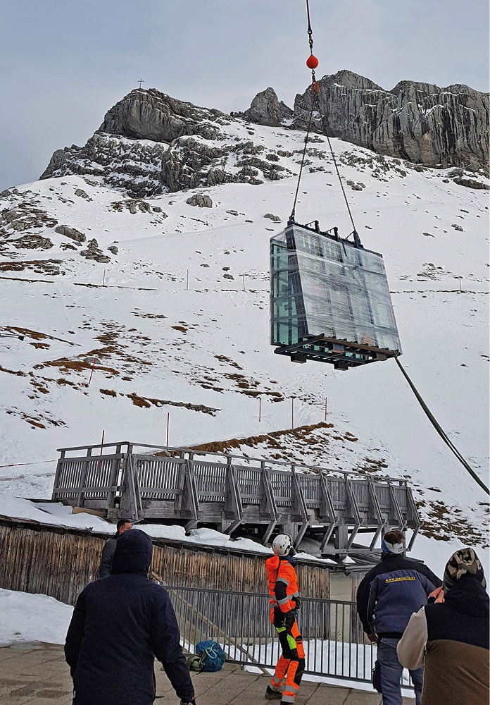 Schon die Baustellenlogistik war herausfordernd. So wurden die Fenster mit dem Helikopter und die ­restlichen Materialien mit der Gondel auf 2.234 Meter transportiert.