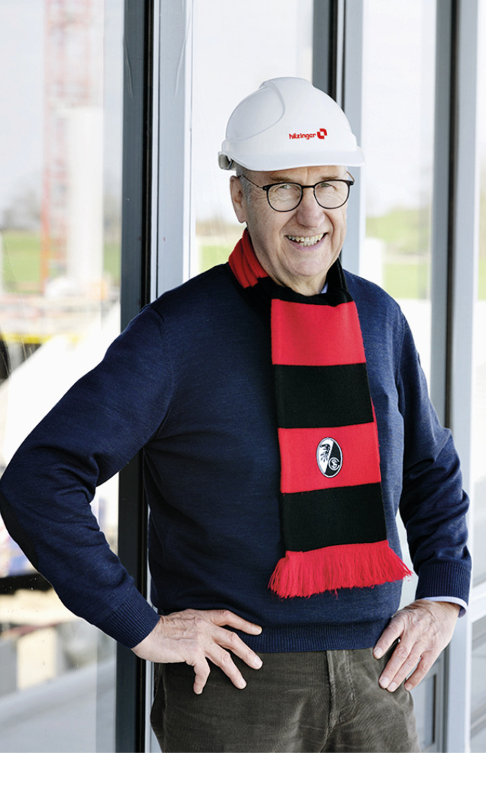 Helmut Hilzinger im neuen Fußballstadion des SC ­Freiburg. Im Stadion sorgen zahlreiche Aluminiumfenster von Hilzinger für den perfekten Durchblick. ­Darüberhinaus ist die Unternehmensgruppe Trikot-Sponsor des Vereins.