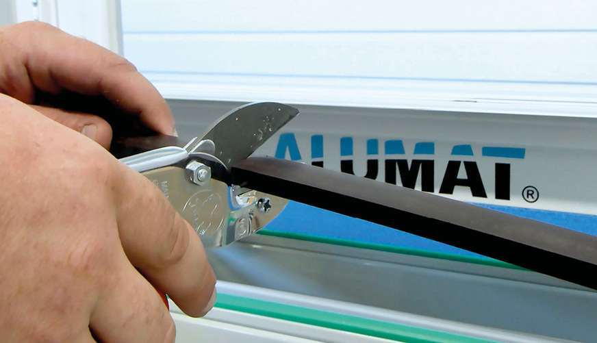 Bild 6: Der Monteur markiert am Ende des Stulpfalzes den äußeren Magnet und trennt diesen an der markierten Stelle. Sodann schneidet er den ­inneren Magneten bis zum Treibriegeleinsatz wie zuvor markiert mit einem ­Millimeter Luft / Toleranz ein. Der Fachmann entfernt den störenden Fuß im Bereich des Treibriegeleinsatzes.