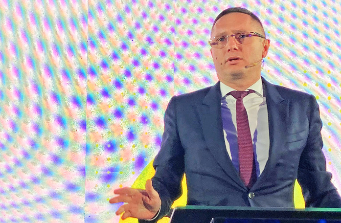 Oknoplast Präsident Mikołaj Placek auf der Pressekonferenz in Krakau.