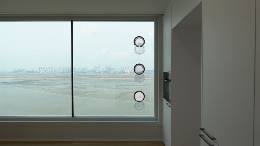 Direkt in das Isolierglas des Fensters oder der Fassade integriert, sichert das runde Lüftungsmodul jederzeit eine effiziente Luftzirkulation. Zudem ist das Ublo-System ästhetisch ansprechend.