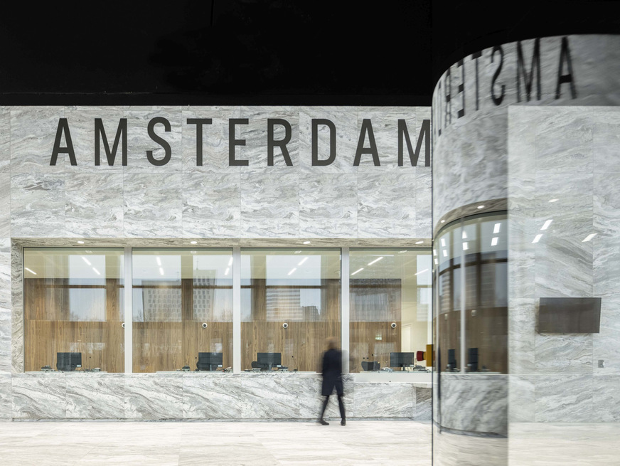 Der gesicherte Eingangsbereich des neuen Gerichtsgebäudes Amsterdam NACH