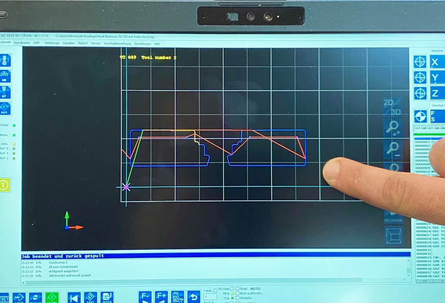 Für die werksseitige Konfektionierung des Blendrahmenadapters schickt der Holzfensterbauer die Daten zu seinem Profil im .dxf- bzw. .dwg-Format mit der Bestellung an Alumat. Diese werden – hier in Blau – in die Maschine eingelesen, deren Fahrweg hier in Rot schematisch dargestellt ist.