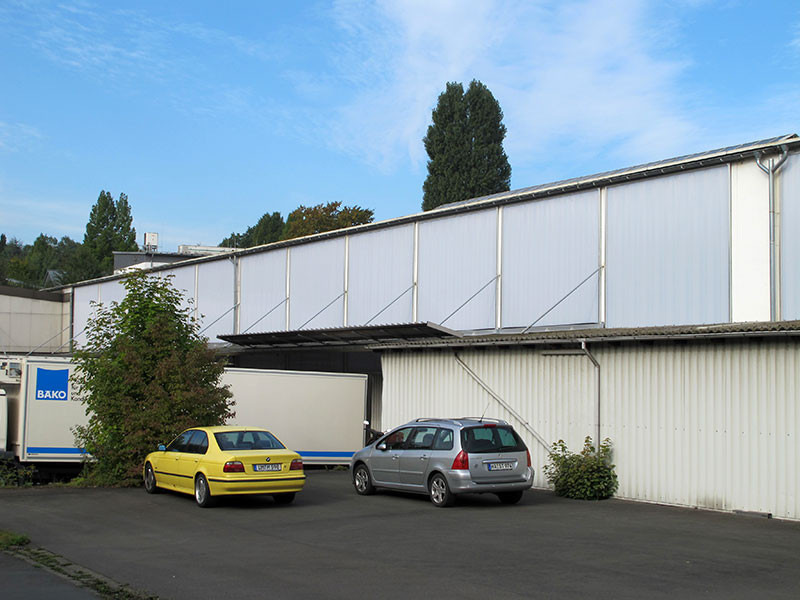 ... und hier die Halle nach der Sanierung mit Thermocryl-Lichtbauelementen, die neue Fassade kann einen U-Wert bis zu U = 0,70 W/(m²K) erzielen.