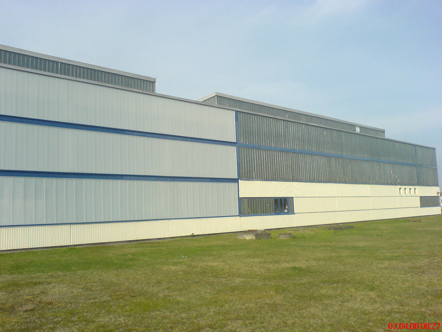 Hier eine Industriehalle, die mit Thermocryl-Lichtbauelementen ausgestattet wurden.