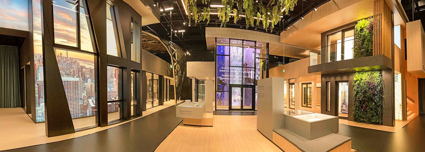 Im Schüco Welcome Forum erhalten Besucher auf 4650 m² umfassende Einblicke auf das aktuelle Produkt­sortiment. Der Besuch lässt sich im Café mit Außenterrasse angenehm ausklingen.