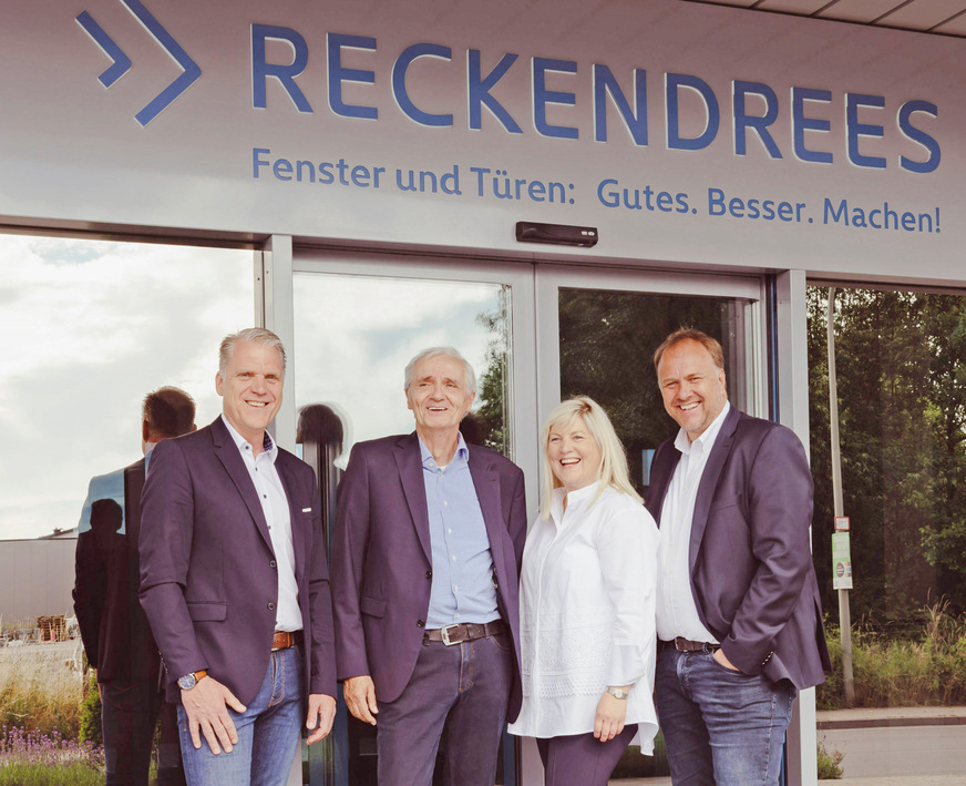 Nach dem Share Deal zwischen den Verler Fensterbauunternehmen präsentieren sich (von rechts nach links): Thomas Schröder, geschäftsführender Gesellschafter der EGE-Unternehmensgruppe, Kirstin Reckendrees, Ex-Inhaberin der Reckendrees Bauelemente GmbH, Wolfgang Nossek und Gregor Biermann, scheidender und neuer Geschäftsführer der Reckendrees Bauelemente GmbH.