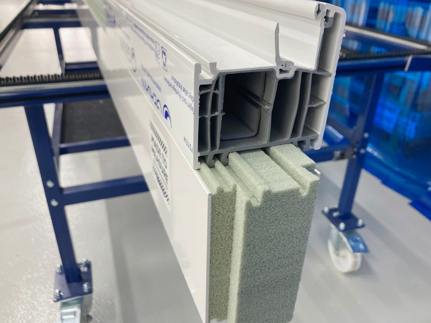 Das blaugelb-Sockeldämmprofil PVC/TK ist für Elemente aus Holz, Holz/Alu, Alu und PVC einsetzbar.