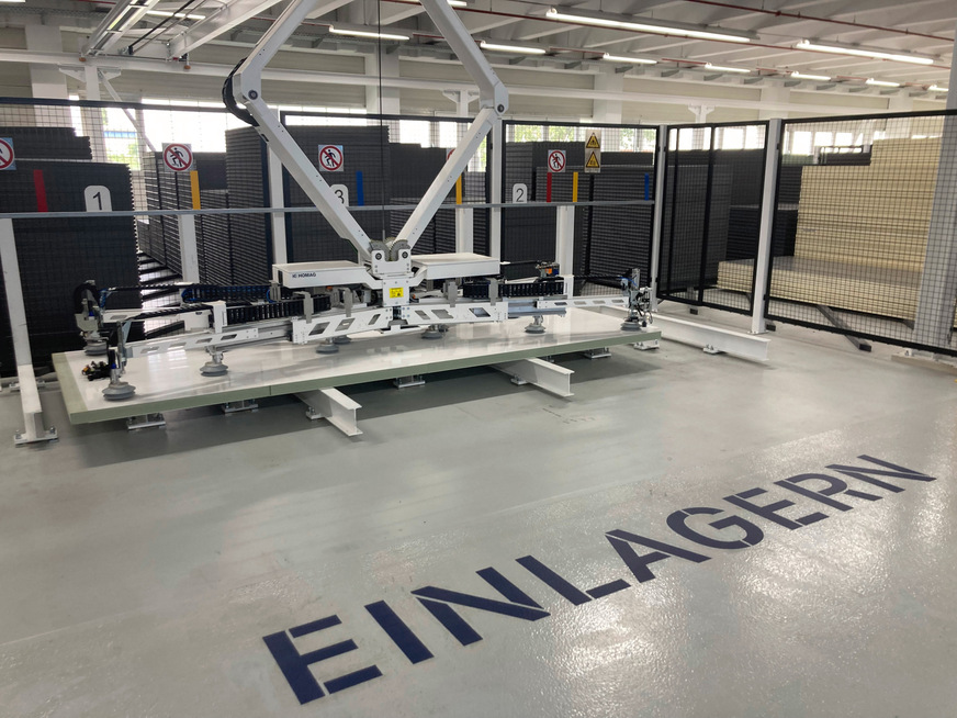 Das Plattenlager in den Abmessungen 50 × 12 m kann immer wieder vollautomatisch bestückt werden.
