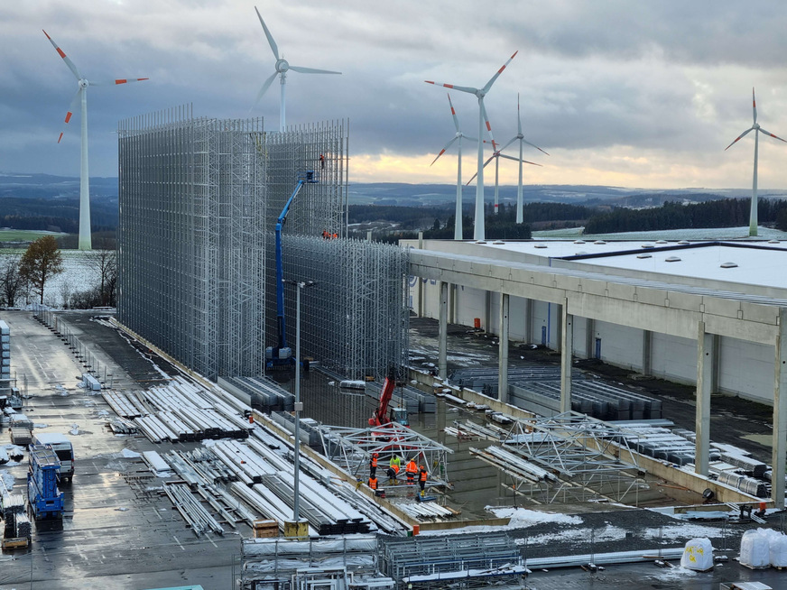 Ein neues, vollautomatisiertes Hochregallager soll ab 2024 zusätzlich Lagerschritte automatisieren, in der Folge rund 20.000 Stunden Staplerfahrten pro Jahr einsparen.