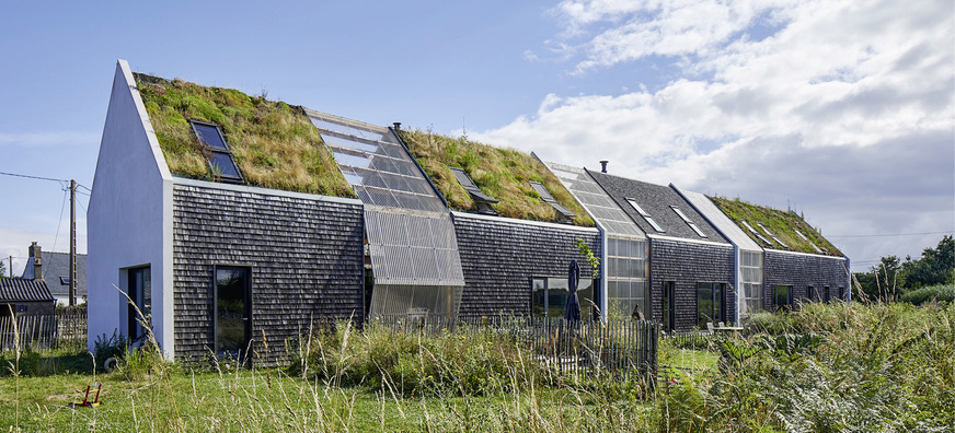 Die Gartenfassaden sind in zwei Elemente unterteilt, die dank beidseitiger Scharniere an heißen Sommertagen aufgeklappt werden können und im Zusammenspiel mit den Velux Fenstern für eine natürliche, effektive Luftzirkulation sorgen.