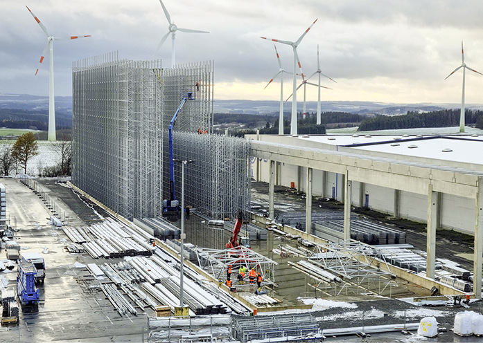 Ein neues, vollautomatisiertes Hochregallager soll ab 2024 zusätzlich Lagerschritte automatisieren und in der Folge rund 20 000 Stunden Staplerfahrten pro Jahr einsparen.