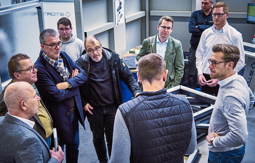 Fensterbauer unter sich auf den Live-Days von Stürtz. Der Fensterbauer Helmut Meeth (3.v.l.) im Interview: „Ich verbinde mit Stürtz die komplette Produktion vom Zuschnitt bis zum Verglasen. Hier wird das Thema Digitalisierung und papierlose Fertigung in den Vordergrund gestellt und das ist sehr wichtig für einen Fensterbaubetrieb.“