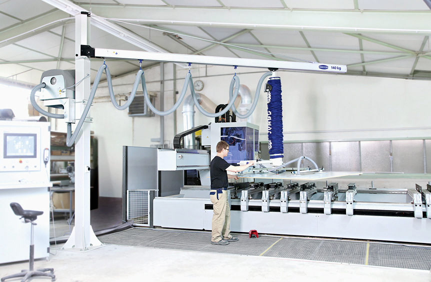Hier ein JumboErgo Vakuum-Schlauchheber mit Schwenkkran beim Be- und Entladen eines ­CNC-Bearbeitungszentrums.