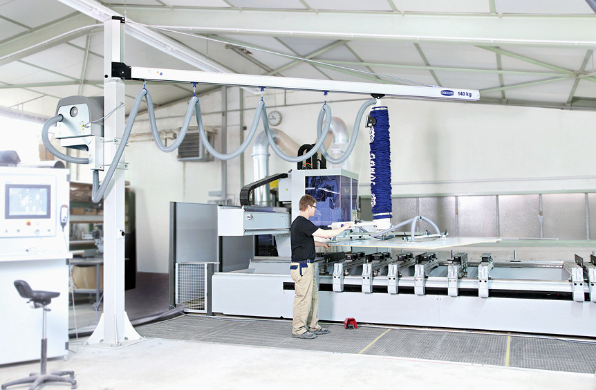 Hier ein JumboErgo Vakuum-Schlauchheber mit Schwenkkran beim Be- und Entladen eines CNC-Bearbeitungszentrums.