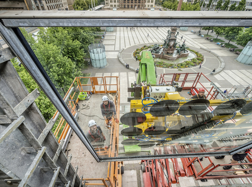 Die neuen Glaselemente der Gebäudehülle sind bis zu 3,20 × 2,80 m groß, mit Gewichten bis zu 550 kg.