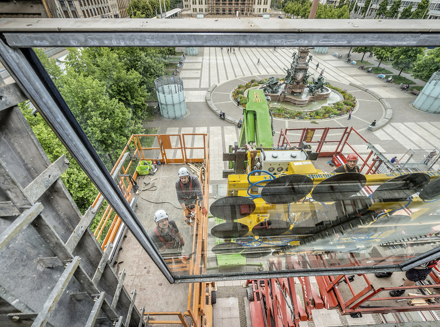 Die neuen Glaselemente der Gebäudehülle sind bis zu 3,20 × 2,80 m groß, mit Gewichten bis zu 550 kg.