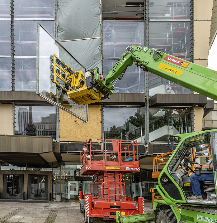 Beim Einbau der neuen Gewandhaus-Fassade kamen mehrere Hebebühnen und Lastkränen zum Einsatz.